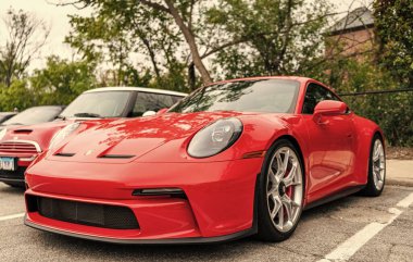 Chicago, Illinois - 29 Eylül 2024: 2023 Porsche 911 GT3 Touring kırmızı rengi. Porsche 911 GT3 turu sokağa park edilmiş. Köşeden bak. Porsche 911 GT3 Chicago turu