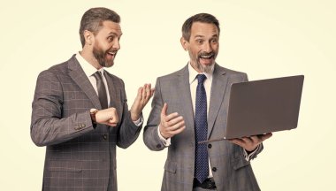 Uzaktan öğrenme platformu. Serbest çalışanlar blogu internete yüklüyor. Çevrimiçi çalışan serbest çalışan. Serbest çalışmak için dizüstü bilgisayar kullanan iş adamları. İşletme bilgisayarında serbest çalışmak. Serbest çalışan işadamları beyazlar üzerinde izole edildi.