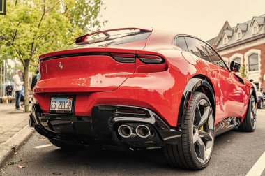 Chicago, Illinois - 29 Eylül 2024 Ferrari Purosangue kırmızı renk. Ferrari Purosangue SUV sokağa park etmiş. Arkadan bak. Şatoda lüks Ferrari Purosangue