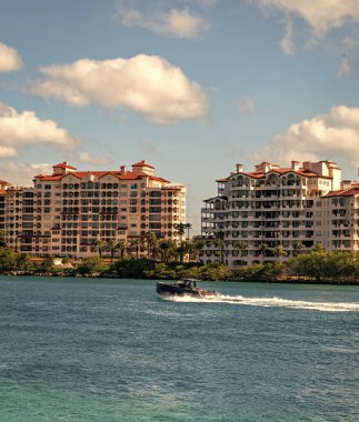 Fisher Adası 'nda lüks bir binada yat. Yaz tatili. Fisher Adası Binası. Lüks motorlu tekne yatı. Yat marinaya gidiyor. Tekne ve yat gezisi. Lüks yaşam tarzı.