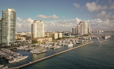Miami 'nin güney sahili manzaralı lüks yat marinası ve limanda teknesi var..