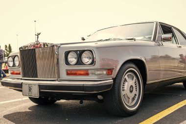 Chicago, Illinois, ABD - 08 Eylül 2024 Rolls Royce Camargue aracı, köşe manzaralı. Retro klasik araba. Rolls Royce Camargue arabası. Chicago 'da Rolls Royce Camargue