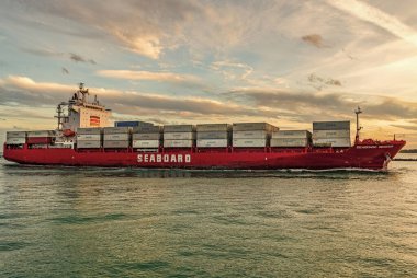 Miami, Florida - 3 Ocak 2025: Seaboard Genesis marina kargo gemisi. Miami 'de konteynırlı bir kargo gemisi. Nakliye konteynırı Miami 'deki kargo gemisine yüklendi. Kargo gemisi limana giriyor. Konteyner gemisi.