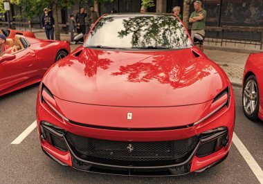 Chicago, Illinois - 29 Eylül 2024 Ferrari Purosangue kırmızı renk. Ferrari Purosangue SUV sokağa park etmiş. Ön manzara. Şatoda lüks Ferrari Purosangue