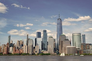 Jersey 'den New York. Manhattan güzel silueti, New York, Birleşik Devletler. Manhattan 'ın ortasındaki New York şehrinin gökyüzü manzarası. ABD, New York, New York, Manhattan. New York gökdelenleri