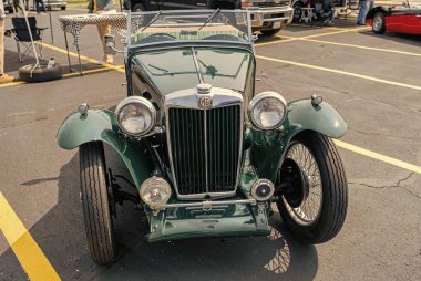 Chicago, Illinois, ABD - 08 Eylül 2024: MG TC Roadster 2 koltuklu spor üstü açılır araç, ön görüş. Retro spor araba yeşil renk. Üstü açık MG TC araba. Chicago 'da MG TC