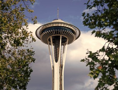 Seattle, Washington, ABD - 26 Temmuz 2024: Space Needle gözlem kulesi. Seattle mimari simgesi. Uzay iğnesinin mimarisi. Kule mimarisi dönüm noktası. Modernist kule tasarımı.