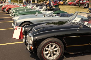 Chicago, Illinois, ABD - 08 Eylül 2024: Austin Healey 3000 MKIII iki koltuklu, üstü açılabilir eski araba, köşe manzaralı. Retro araba. Retro Austin Healey 3000 MKIII arabası. Chicago 'dan Austin Healey