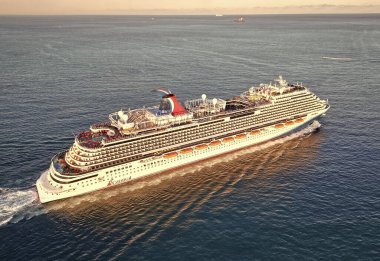 Miami, Florida, ABD - 23 Kasım 2024: Karnaval Horizon yolcu gemisi yolculuğu. Yaz tatilinde gemi turu. Karnaval Gemi Hattı. Gemi turu ve deniz seyahati. Gemi Miami sahil limanından ayrılıyor..