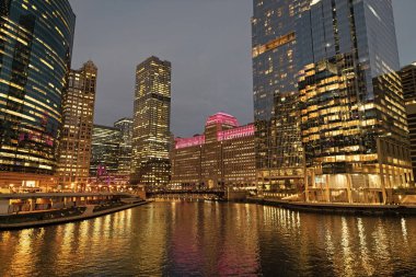 Chicago gökdelen binasının gece manzarası. Chicago gökdelenin mimarisi. Şehir gecesi aydınlatılmış bina. Gökdelen şehir manzarası. Chicago 'nun gece şehri. İş şehri.