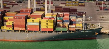 Miami, Florida - 12 Şubat 2025: kargo gemisi Miami 'de konteynır ile yüklendi. Nakliye konteynırı. Kargo konteynırlı Miami hava limanı. İhraç ve ithalat. Miami Limanı. Kargo taşıyan gemi..