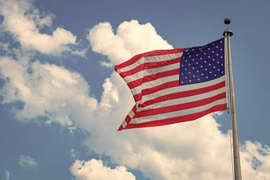 ABD bayrağı. Mavi gökyüzünde Birleşik Devletler bayrağı sallıyor. Bağımsızlık Günü. Vatanseverlik sembolü. Anma Günü için Amerikan Bayrağı ya da 4 Temmuz. Amerikan bayrağı. Bağımsızlık Günü.