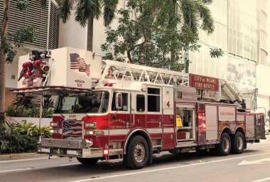 Miami, Florida, ABD - 01 Aralık 2024: Haz mat İtfaiye Aracı. İtfaiye aracı. Miami 'de itfaiye. Dışarıda büyük bir itfaiye aracı var. İtfaiye aracı, köşe manzaralı. Yüksek katlı itfaiye kurtarma..
