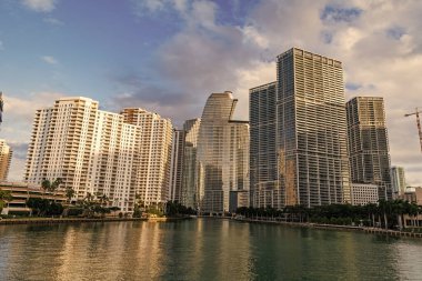 Brickell Anahtarı. Rıhtım mimarisi. Yerleşim yeri gökdeleni. Modern rıhtım binası. Günbatımı şehrinde gökdelen. Şehir gökdelen binası. Konut mimarisi. Skyline.