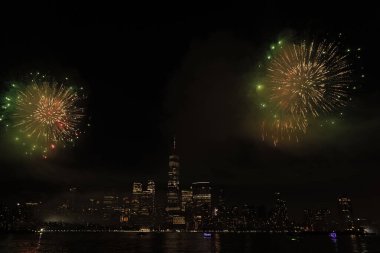 New York Manhattan havai fişekleri arifesinde. Manhattan 'da havai fişekler. New York 4 Temmuz Havai fişekleri. Flashing Fireworks ile New York City Skyline Manhattan. Bağımsızlık Günü
