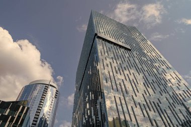 Şehir mimarisi. Ofis binasının mimarisi. Perspektif gökdeleni. Ticari mimari. İş gökdeleni binası. Mimari inşaat sektörü. Yenilikçi cam tasarımı.