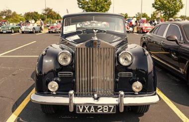 Chicago, Illinois, ABD - 08 Eylül 2024: Rolls Royce Silver Wraith aracı, ön görüş. Eski model bir araba. Rolls Royce Silver Wraith arabası. Rolls Royce Silver Wraith Chicago 'da