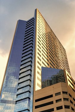 Perspektif şehir gökdeleni. İş gökdeleni binası. İş alanında mimari bir bina. Modern şehir. Cam gökdelen. Şehir mimarisi. Modern ofis binası.