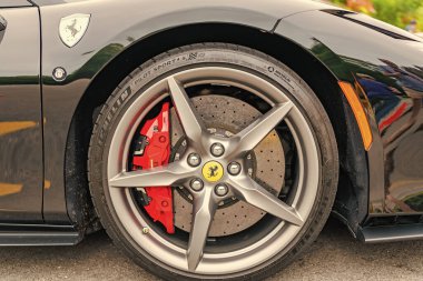 Chicago, Illinois - 29 Eylül 2024: Ferrari F8 Spider veya Tributo siyah rengi. Ferrari F8 Spider ya da Haraççı sokağa park etmiş. Ön manzara. Lüks Ferrari F8 Örümcek ya da Chicago 'daki haraç