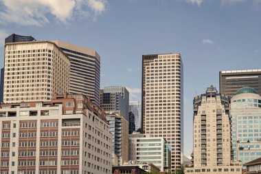 Konut binası. Gökdelen mimarisi. Gökdelen şehir silueti. Şehir manzarası. Şehir merkezindeki gökdelen. Şehrin ufuk çizgisi mimarisi. İş bölgesinde modern bina.