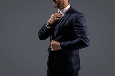 Gri kravatlı resmi takım elbise ceketi. Takım elbiseli bir iş adamı. Bespoke takımı. Resmi erkek giyim konsepti. Formalite icabı giyinmiş bir adam. Şık takım elbiseli bir iş adamı..