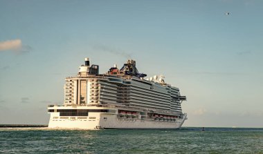 Yaz tatilindeki görkemli gezi manzarası. Gemi turu ve deniz seyahati. Lüks yolcu gemisinde seyahat. Gemi Miami sahil limanından ayrılıyor. Miami turu. Gemi seyahati. Yolcu büyük gemi.
