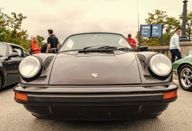 Chicago, Illinois - 29 Eylül, 2024 1972 Porsche 911 Coupe yolda. Siyah renk 1972 Porsche 911T Coupe