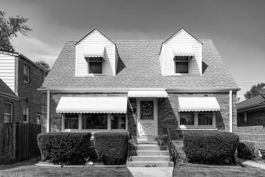 Evin dış tarafı. Banliyö bölgesinde özel bir ev. Banliyö ev mimarisi. Banliyöde özel konutları var. Banliyö mahallesi. Özel aile mimarisi. Kişisel tasarım.