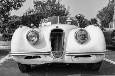 Chicago, Illinois, ABD - 08 Eylül 2024: Jaguar XK120 üstü açılabilir araç, ön görüş. Retro spor araba. Üstü açılır Jaguar XK120 arabası. Chicago 'da Jaguar XK120