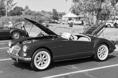 Chicago, Illinois, ABD - 08 Eylül 2024: MG MGA üstü açılabilir spor araba, ön görüş. Retro kırmızı spor yara izi. Üstü açık MG MGA arabası. Chicago 'da MG MGA