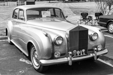 Chicago, Illinois, ABD - 08 Eylül 2024 Rolls Royce Silver Cloud III, köşe manzaralı araç. Eski model bir araba. Rolls Royce Gümüş Bulut arabası. Chicago 'da Rolls Royce Gümüş Bulut