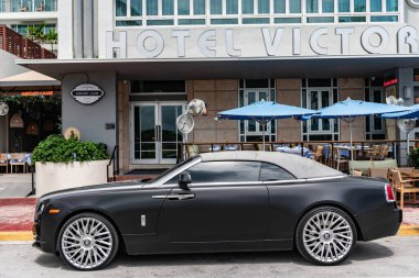 Miami, Florida, ABD - 13 Temmuz 2025: araba Rolls Royce Wraith dışarı park etti. Gri siyah araba, yan görüş. 2016 Rolls Royce Wraith lüks coupe arabası. Lüks araba Rolls Royce Wraith.