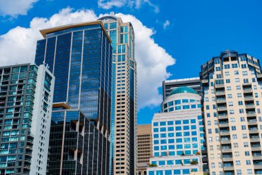 Şehir manzaralı bir şehir. Gökdelen şehir manzarası. Şehir merkezindeki modern şehir. İş şehri. İş bölgesindeki gökdelen binasının manzarası. Gökdelenin şehir mimarisi. Kentsel gökdelenler.