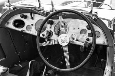 Chicago, Illinois, ABD - 08 Eylül 2024: Wolseley Hornet Roadster iki koltuklu spor üstü açık spor araba, köşe manzaralı. Retro spor araba yeşil renk. Üstü açık Wolseley Hornet arabası. Chicago 'da Wolseley Hornet