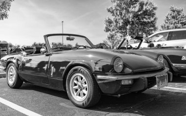 Chicago, Illinois, ABD - 08 Eylül 2024: Triumph Spitfire 1500 üstü açık spor araba, köşe manzaralı. Retro pembe araba. Retro Triumph Spitfire arabası. Chicago 'da Üstü açılır Zafer Spitfire