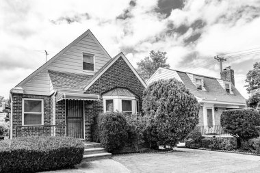 Banliyö ev mimarisi. Banliyöde özel konutları var. Banliyö mahallesi. Özel aile mimarisi. Evin dış tarafı. Banliyö bölgesinde özel bir ev. Ayrılmış ev.