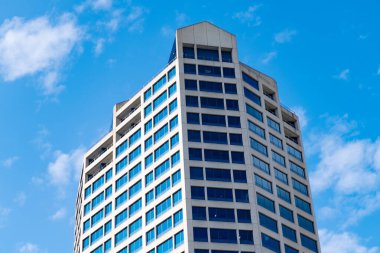 Perspektif gökdeleni. Minimalist cam mimarisi. İş gökdeleni binası. Mimari inşaat sektörü. Cam gökdelen. Şehir mimarisi. Ofis binasının mimarisi.