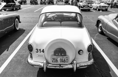 Chicago, Illinois, ABD - 08 Eylül 2024: Nash Metropolitan TaXI Coupe retro aracı, ön görüş. Retro taksi. Nash Metropolitan TaXI Coupe arabası. Chicago 'daki yeşil ve beyaz Nash Metropolitan TaXI Coupe