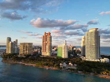 Miami Sahili şehir manzarası. Miami yaz havası manzarası. Miami sahil şeridi. Güney Sahili Miami hava manzarası. Florida 'daki mavi okyanus ufuk çizgisi