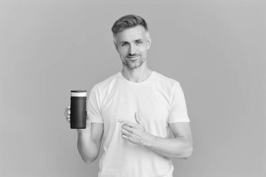 Erkek kozmetik ürününü sunuyorum. Adam şampuan kullanıyor. Olgun adam saç kremi kullanır. Tıraş losyonlu adam. Günlük alışkanlık ve kişisel bakım. Cilt güzellik kozmetiği. Şampuan ya da tıraş losyonu. İşaret parmağı.