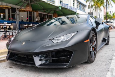 Miami, Florida, ABD - 13 Temmuz 2025: Lamborghini Huracan 'ın arabası açık havada park edildi. Lamborghini, köşe manzaralı. Lamborghini Huracan 2019 spor araba süper arabası. Lüks siyah mat araba Lamborghini Huracan.