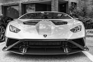 Chicago, Illinois - 29 Eylül 2024: 2021 Lamborghini Huracan STO. Metalik yeşil 2021 Lamborghini Huracan STO sokağa park etmiş. Lamborghini İtalyan lüks arabasıdır. ön görünüm