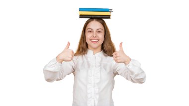 Okula dönelim. Eğitim okumak. Bilgi ve eğitim. Okul kitabı okuyan genç bir kız. Kitap oku. Edebiyat eğitimi. Öğrenciler bilgiyi beyazdan izole ederler. Kız kendi kendine çalışıyor. Başparmak yukarı..