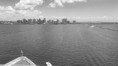 San Diego 'da Kaliforniya' da sakin sularda. Sahil şehri. Binası ve okyanusu olan körfezin havadan manzarası. Skyline ve şehir manzarası. San Diego Körfezi.