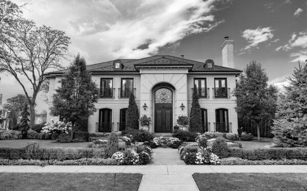 Соседская архитектура. Недвижимость по соседству. Жилой дом. Архитектура резиденции. Пригородный район. Архитектура пригородного дома. Частный семейный дом. Рынок жилья.