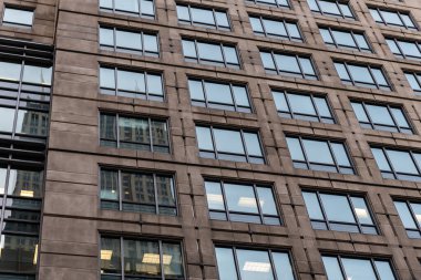 Cam bina penceresi. Mimari minimalist. Mimarinin arka planı. Modern cam arka plan. Yansıtıcı cam arka plan. Mimarlık. Mimarlık. Bina arkaplanı.