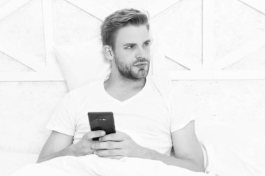 Sosyal medyayı tarıyorum. İnternetten alışveriş. Milenyum adamı evde akıllı telefon kullanırdı. Akıllı telefondan adam sohbeti. İnternette mesajlaşma. Sabah sohbeti. Adam yatak odasında mesaj okuyor..