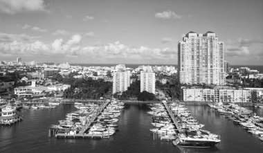 Lüks bir yat limanında. Lüks bir yaşam tarzı. Miami Biscayne Körfezi Florida manzarası. Biscayne Körfezi. Yaz tatili. Lüks Güney Sahili marinası. Miami güney sahili manzaralı. Marina tesisleri.