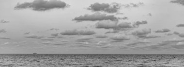 Deniz ufku manzarası. Yaz tatilinde bulutlu gökyüzü ve deniz manzarası. Deniz ufkuyla gökyüzü. Deniz doğarken sakin ufuk manzarası. Deniz manzarasında romantik yaz tatili gündoğumu.