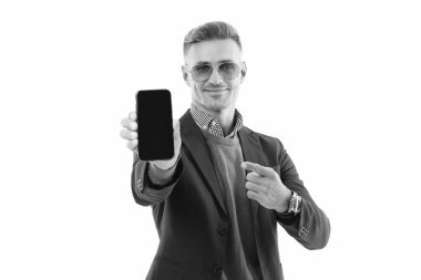 Olgun iş adamı telefon ekranını sunuyor. İşadamı telefonu beyaza çevirerek işaret ediyor. Adam yeni iş telefonu uygulamasını gösteriyor. Ürünü sunuyorum. İş uygulamasının reklamı.